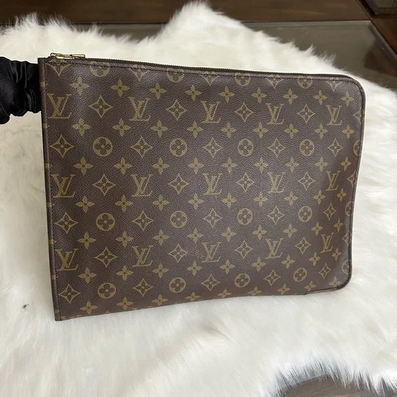 Auth Stunning Porte Clutch